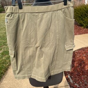 Quacker factory like new olive green Skort size large